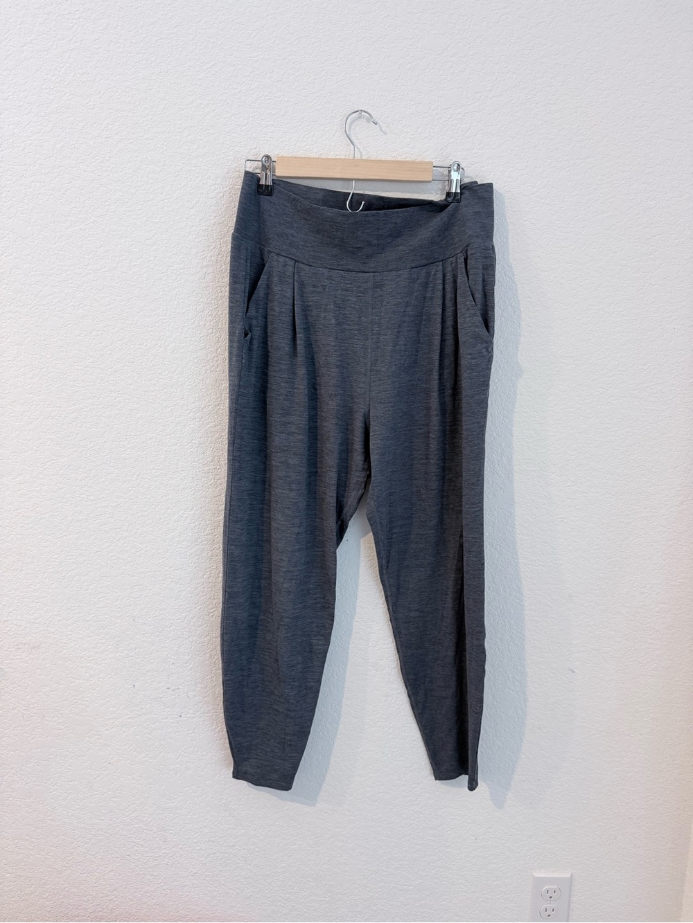 Vuori- Lux at Ease Harem Pants Jogger - Large
